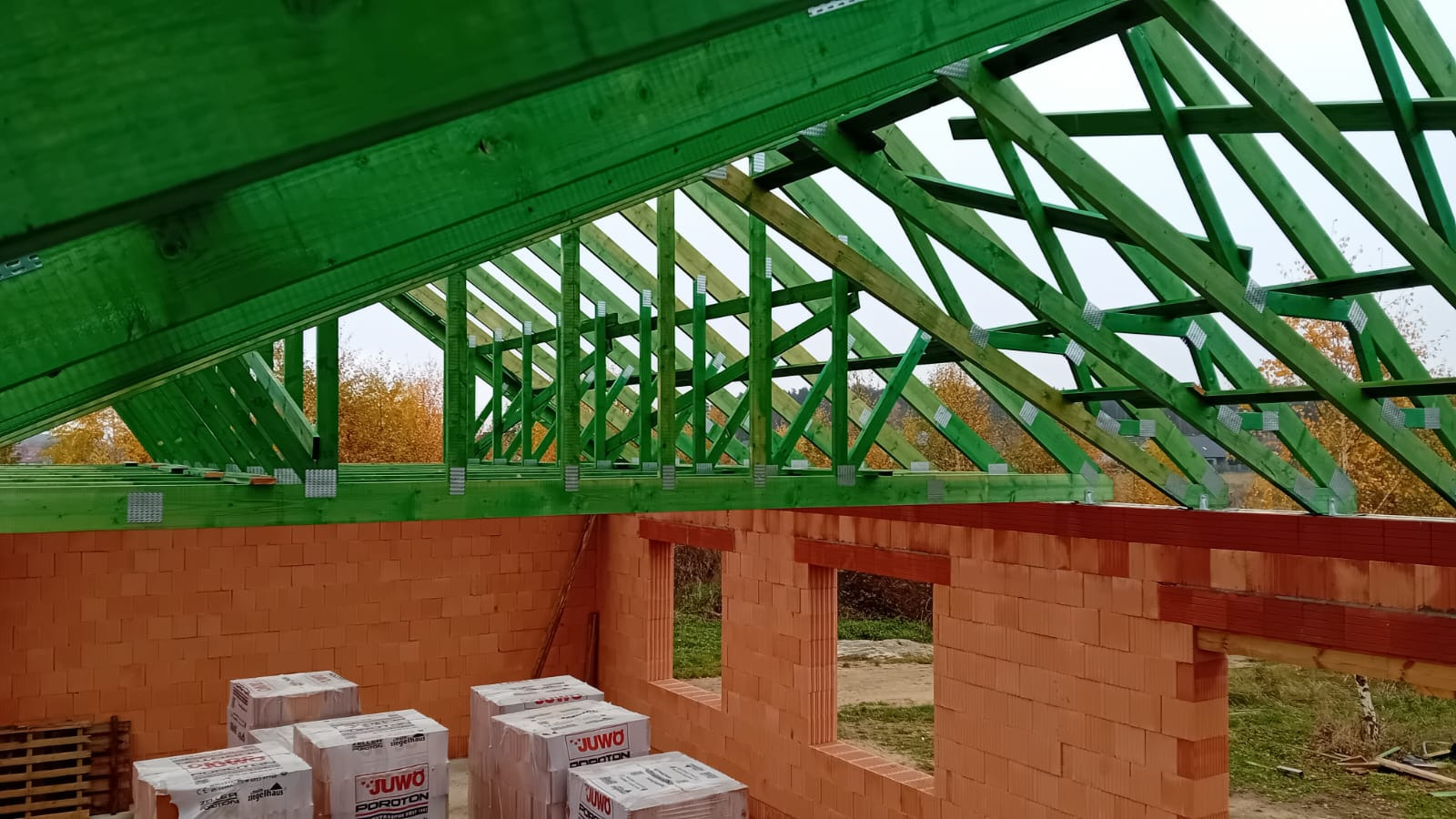 Ściana jednowarstwowa plus wiązary.