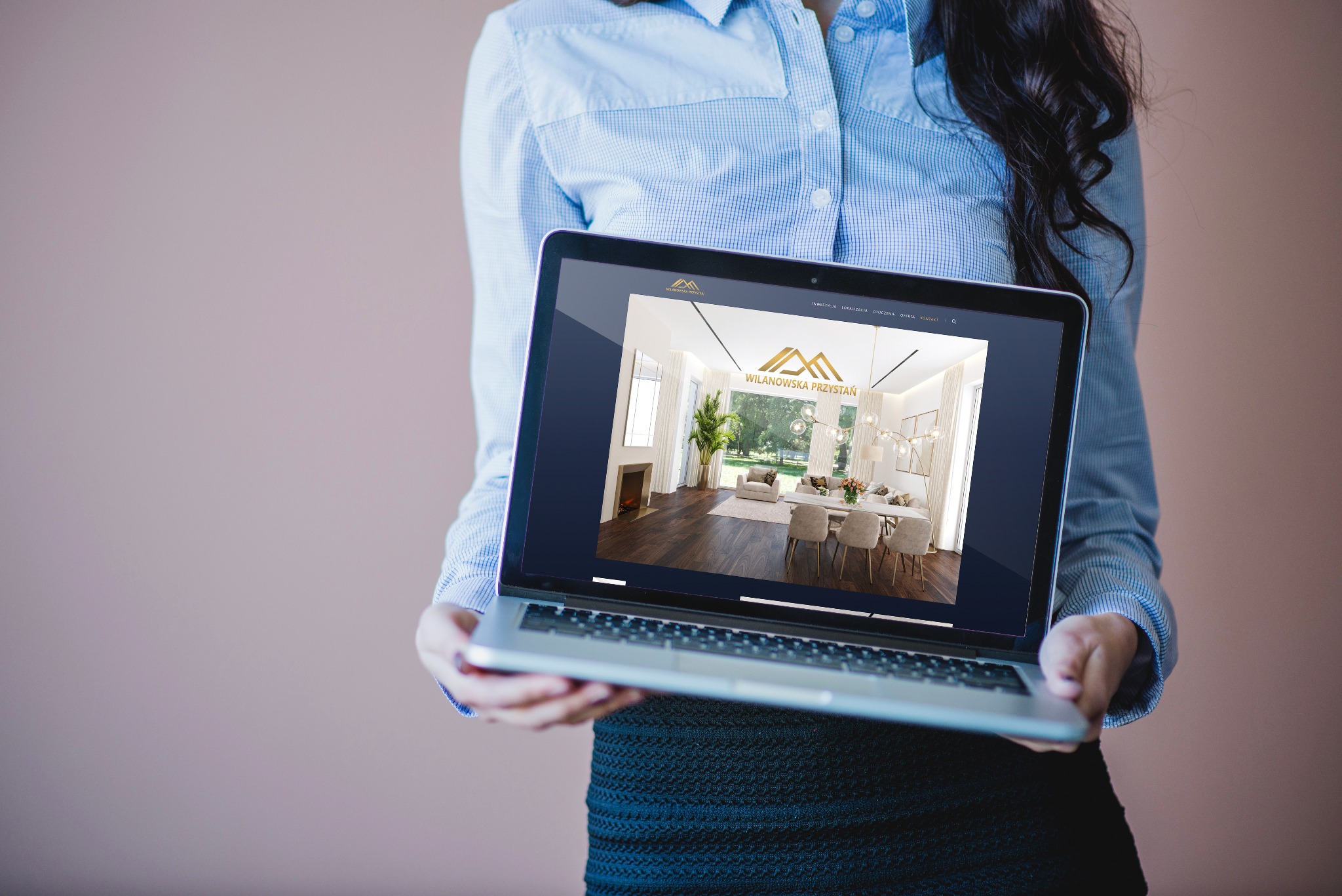 Kobieta trzyma laptopa prezentującego wizualizację wnętrza salonu z jadalnią, widoczne detale wykończenia i aranżacji.