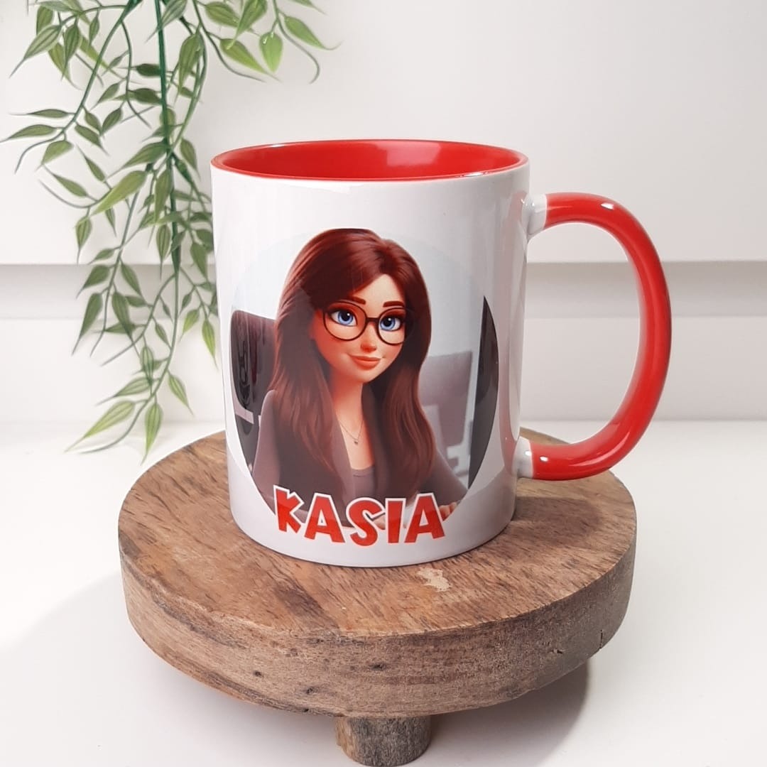 Kubek z nadrukiem portretu kobiety w okularach i imieniem Kasia, czerwone wnętrze i ucho, ustawiony na drewnianym podeście, w tle roślina.