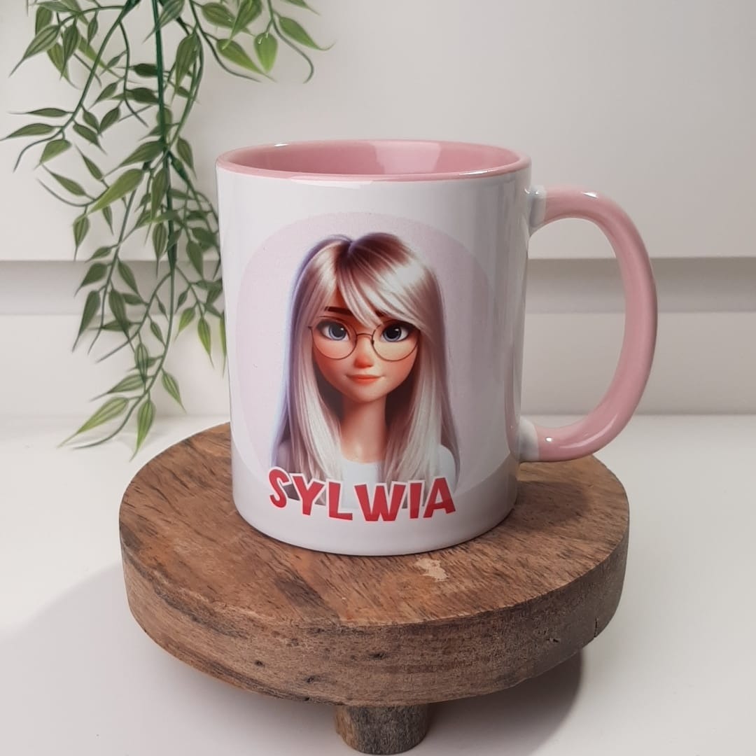 Biały kubek z różowym wnętrzem i uchwytem, na którym nadrukowano portret dziewczyny w okularach i imię 'Sylwia', umieszczony na drewnianym postumencie na tle rośliny.