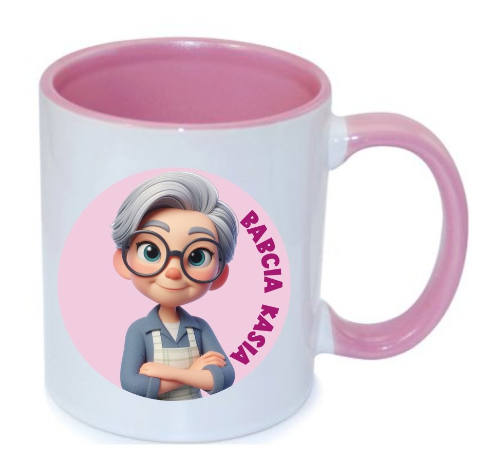 Biały kubek z różowym wnętrzem i uchwytem, ozdobiony okrągłą naklejką z kreskówkową postacią starszej kobiety w okularach i napisem 'Babcia Kasia'.
