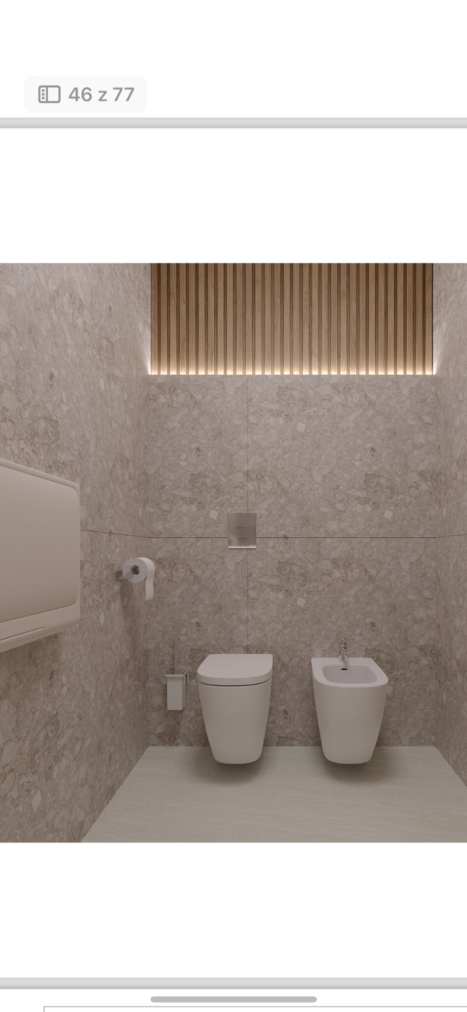 Nowoczesna łazienka z beżowymi płytkami imitującymi kamień, podświetlaną drewnianą listwą sufitową, wiszącą toaletą i bidetem.