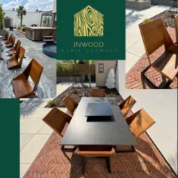 Kompozycja zdjęć prezentująca nowoczesny zestaw mebli ogrodowych: stół z blatem imitującym kamień i krzesła o geometrycznej, drewnianej konstrukcji, w tle elementy wykończenia ogrodu takie jak...