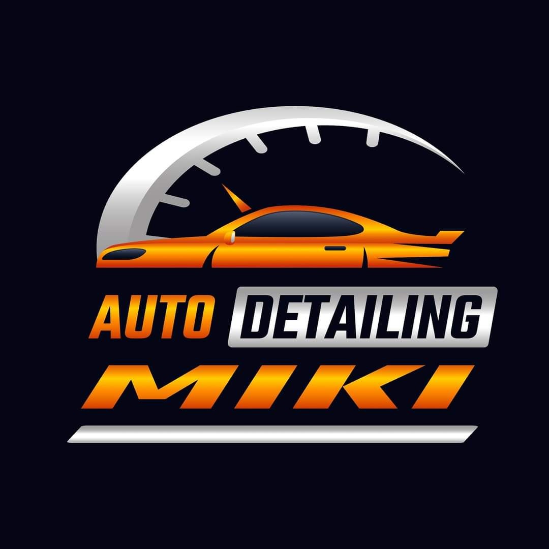 Graficzne logo firmy Auto Detailing MIKI z pomarańczowym sportowym samochodem stylizowanym na prędkościomierz na ciemnym tle.