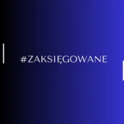 Grafika z gradientem od ciemnego do jasnego błękitu, zawierająca biały napis '#ZAKSIĘGOWANE' oraz pionowe białe linie po bokach.