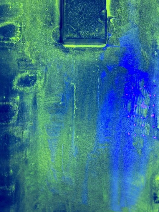 Abstrakcyjne tło w odcieniach niebieskiego i zielonego z elementami przypominającymi metalową konstrukcję. Nieostre i z efektem rozmycia.