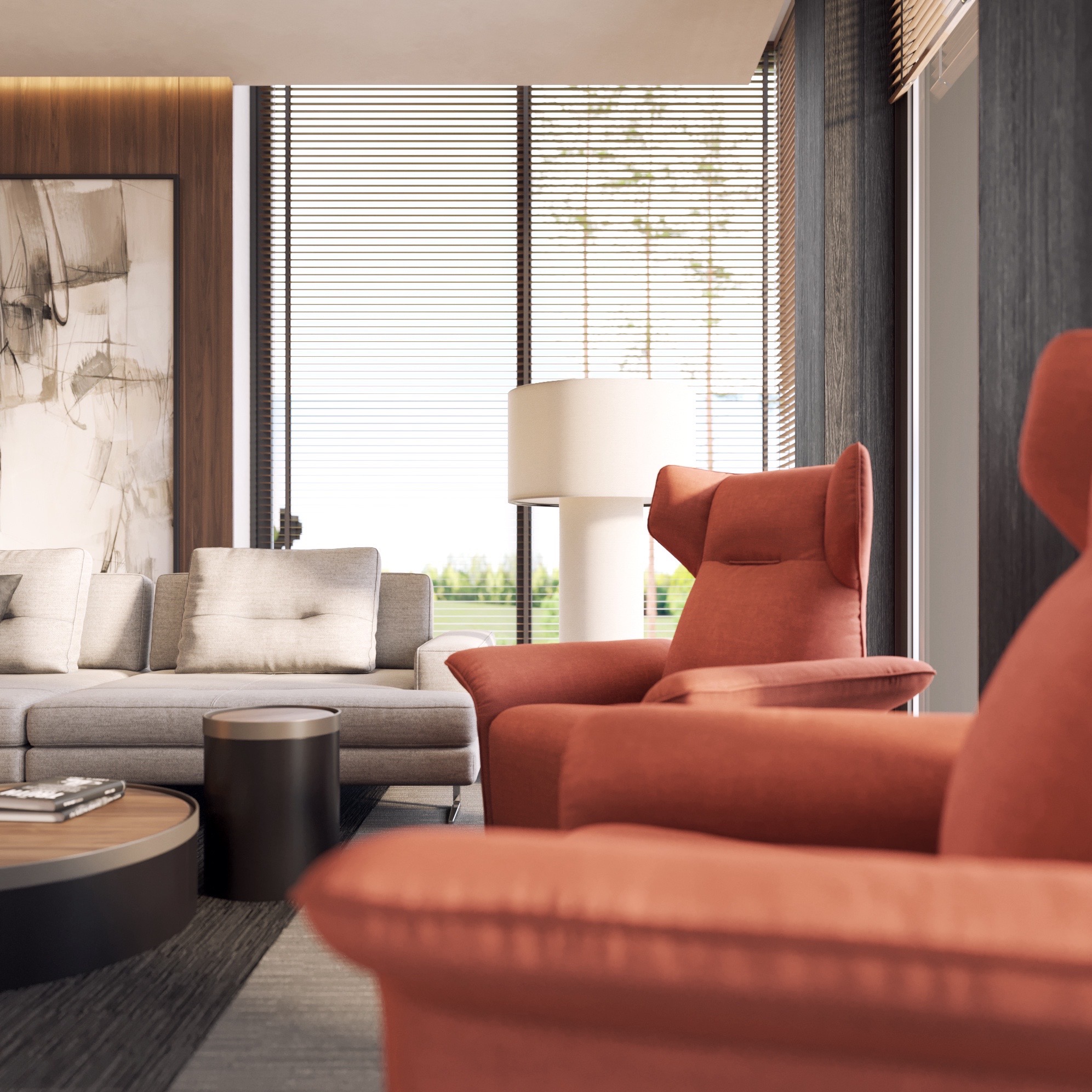 Jasne, nowoczesne wnętrze salonu z szarą sofą, okrągłym stolikiem kawowym z książkami i dwoma pomarańczowymi fotelami typu uszak na pierwszym planie, widok na zieleń za oknem z żaluzjami.