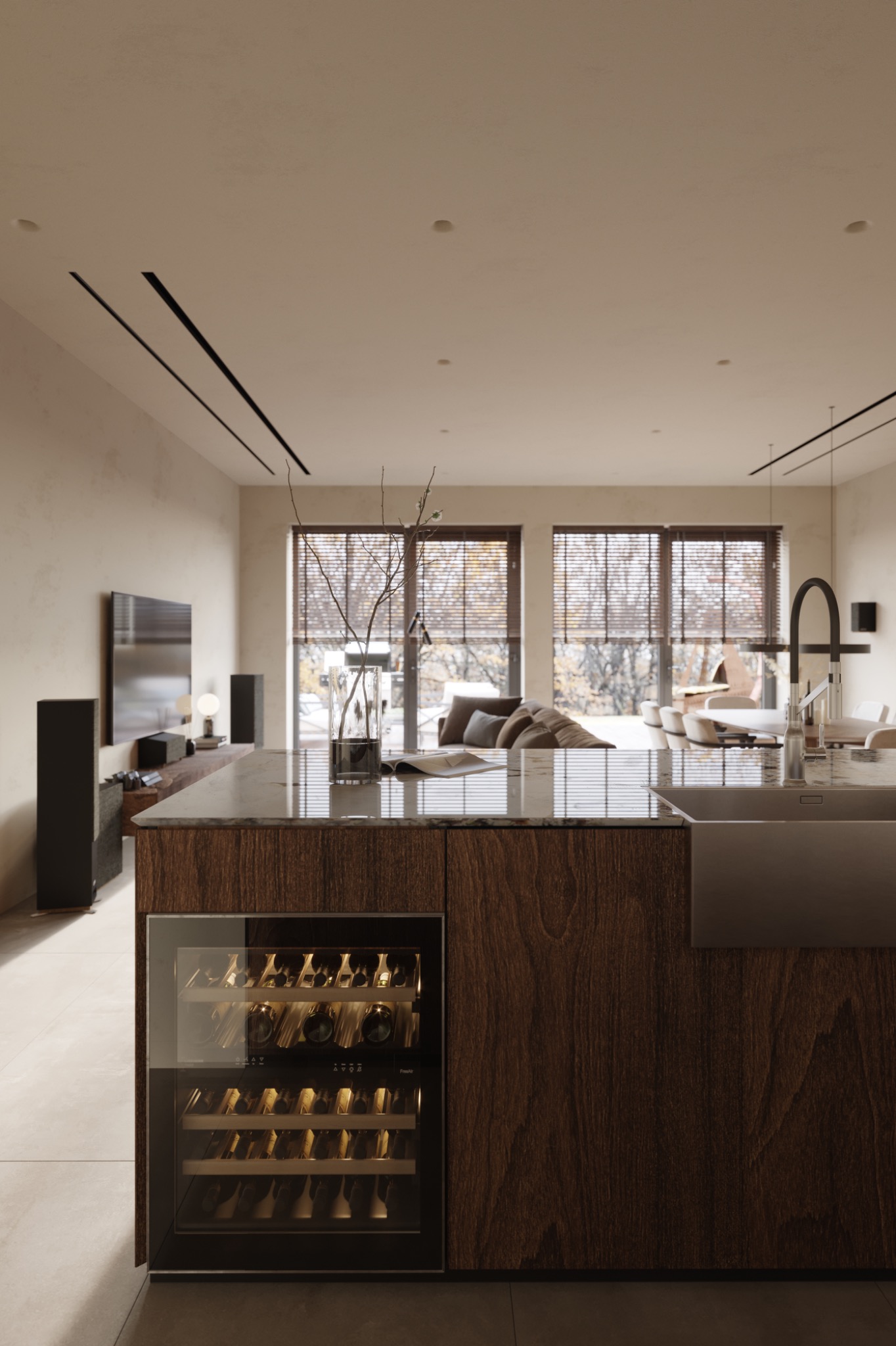 Nowoczesna kuchnia z wyspą, drewniane fronty, marmurowy blat, wbudowana chłodziarka do wina, widok na salon z oknami i żaluzjami.