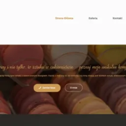 Fragment strony internetowej cukierni z menu makaroników w tle i napisem 'Tort urodzinowy i nie tylko, to sztuka w cukiernictwie - poznaj moje unikalne kompozycje'.