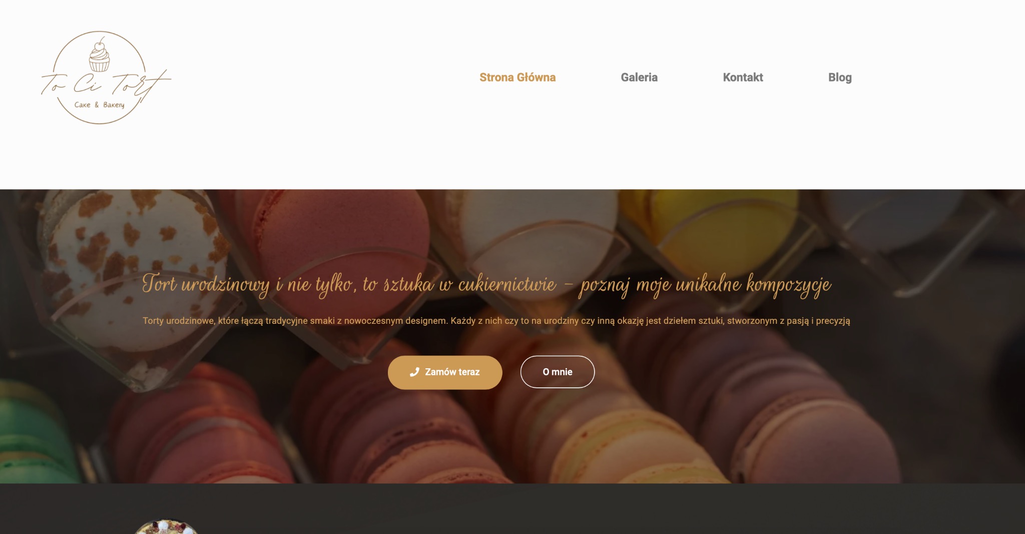 Fragment strony internetowej cukierni z menu makaroników w tle i napisem 'Tort urodzinowy i nie tylko, to sztuka w cukiernictwie - poznaj moje unikalne kompozycje'.
