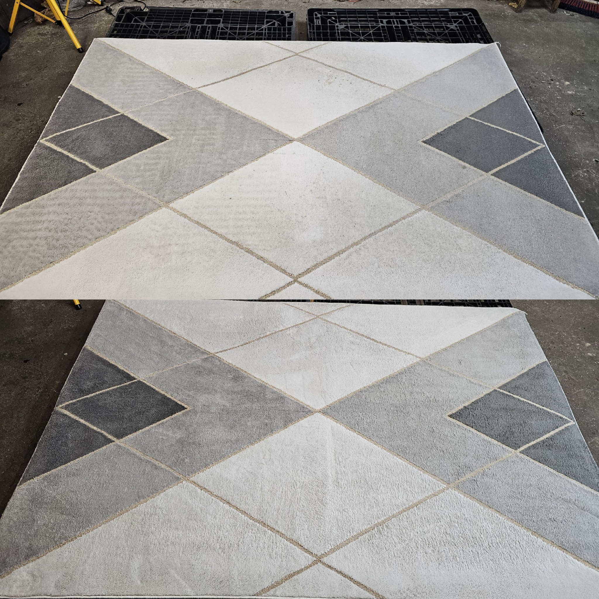 Dywan z geometrycznym wzorem rombów w odcieniach szarości, ułożony na podłodze przed i po czyszczeniu, widoczna różnica w jasności bieli.