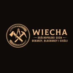 Logo Ogólnopolskiego Cechu Dekarzy, Blacharzy i Cieśli 'Wiecha' z symbolem skrzyżowanych narzędzi: topora, młotka i cyrkla, otoczone wieńcem laurowym na ciemnym tle.