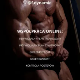 Mężczyzna o muskularnej sylwetce prezentuje ofertę treningów personalnych online, w tle ciemne tło, widoczne hasła: indywidualny plan treningowy, indywidualny plan żywieniowy, suplementacja, stały...