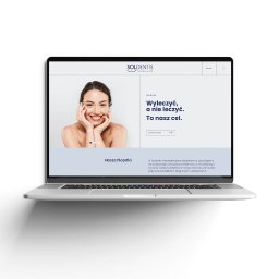 Kaja Dutka - Laptop wyświetla minimalistyczny design strony internetowej dla gabinetu stomatologicznego Soldentis, z uśmiechniętą kobietą na banerze i hasłem 'Wyleczyć, a nie leczyć. To nasz cel.'