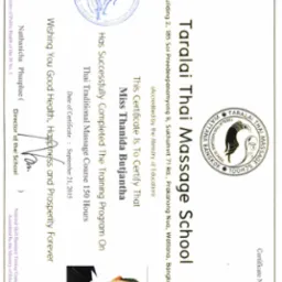 Certyfikat ukończenia kursu masażu tajskiego przez Miss Thanida Butjantha w szkole Taralai Thai Massage School w Bangkoku, akredytowany przez Ministerstwo Edukacji, z pieczęciami i podpisem...