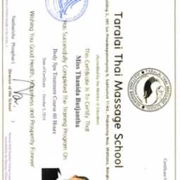 Certyfikat ukończenia kursu Body Spa Treatment w Taralai Thai Massage School, Bangkok, z datą 3 października 2015, podpisany przez dyrektora szkoły Natthanicha Phuaphae, z pieczęciami...