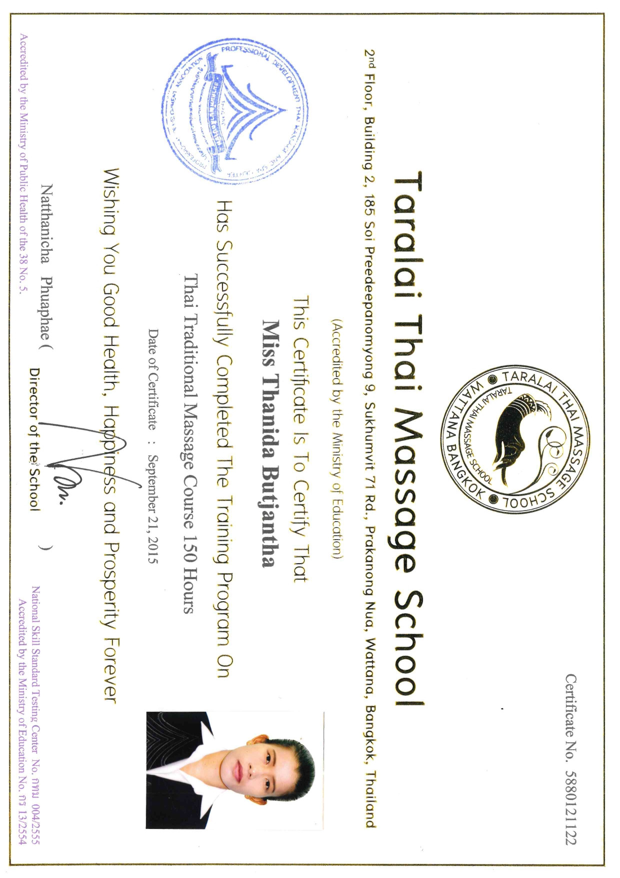 Certyfikat ukończenia kursu masażu tajskiego przez Miss Thanida Butjantha w szkole Taralai Thai Massage School w Bangkoku, akredytowany przez Ministerstwo Edukacji, z pieczęciami i podpisem...