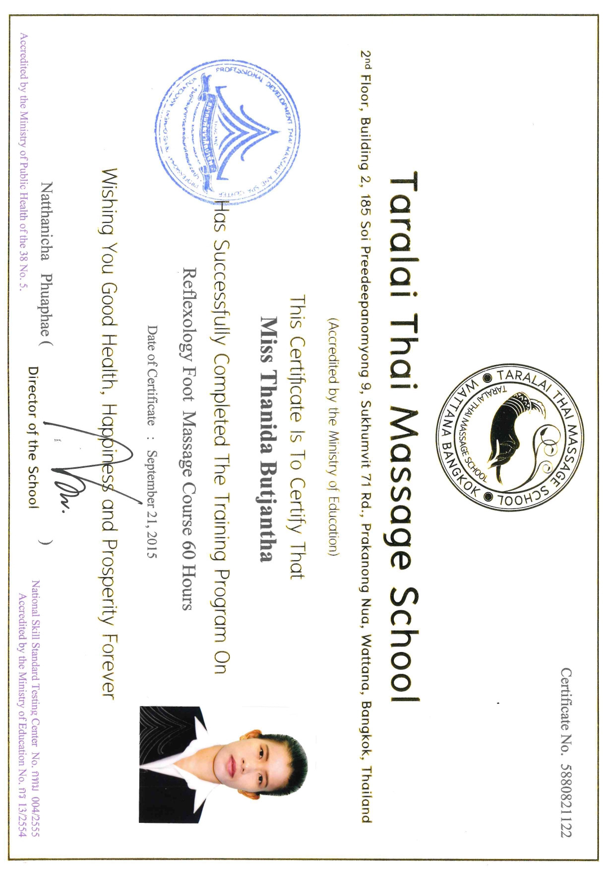 Certyfikat ukończenia kursu refleksologii stóp w Taralai Thai Massage School, Bangkok, z pieczęciami akredytacyjnymi i podpisem dyrektora.