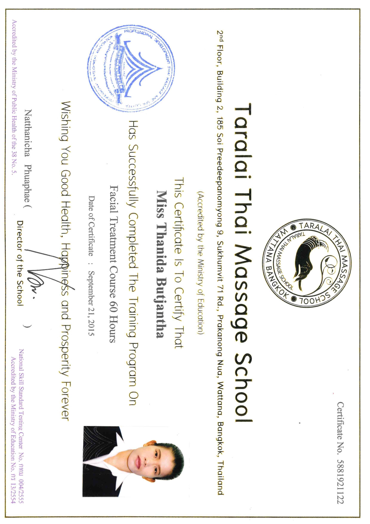 Certyfikat ukończenia kursu masażu twarzy przez Miss Thanida Butjantha w Taralai Thai Massage School w Bangkoku, akredytowany przez Ministerstwo Edukacji, z pieczęcią szkoły i zdjęciem absolwentki.
