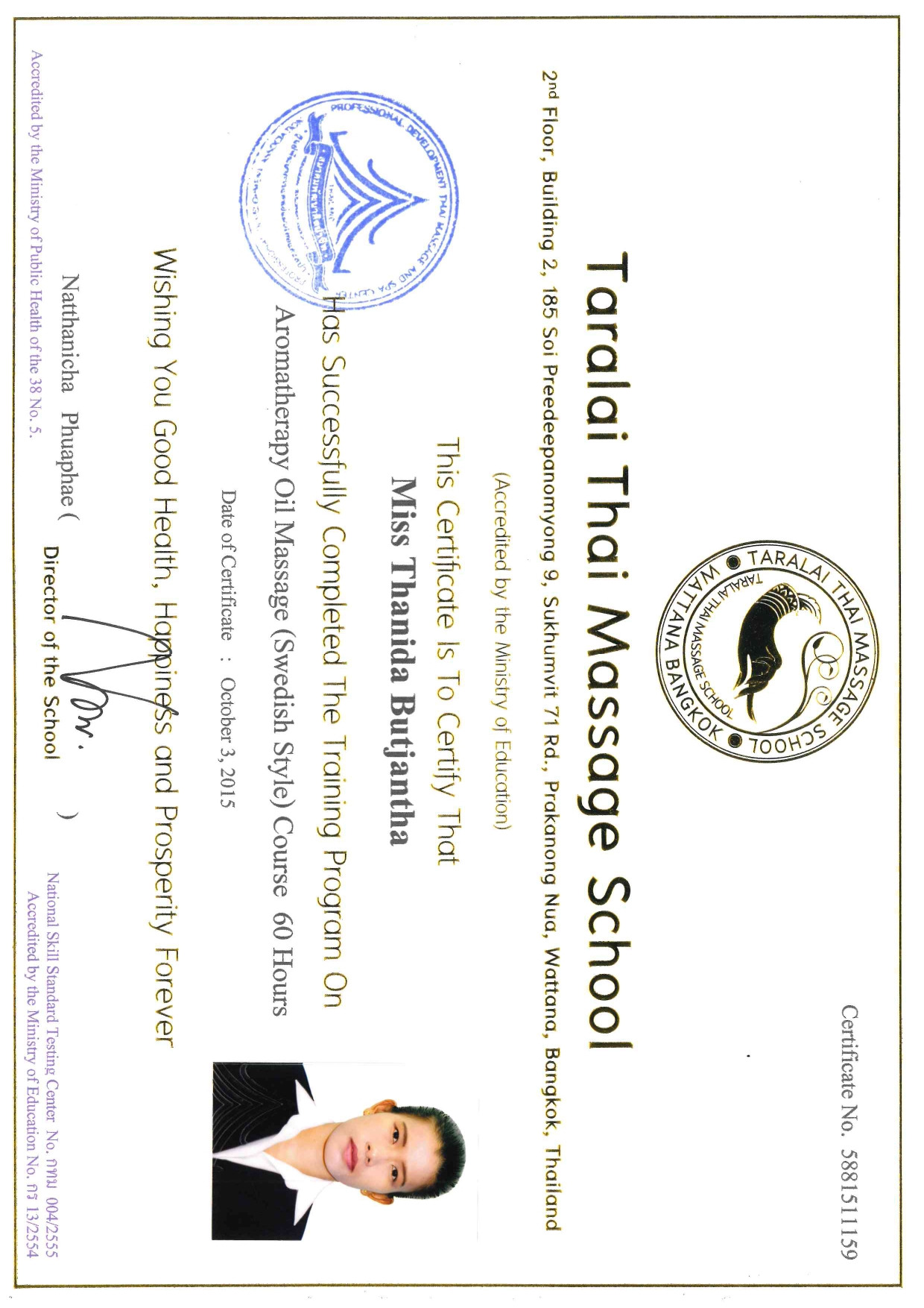 Certyfikat ukończenia kursu masażu aromaterapeutycznego w Taralai Thai Massage School, z portretem absolwentki Thanidy Butjanthy, pieczęciami akredytacyjnymi i podpisem dyrektora szkoły Natthanicha...