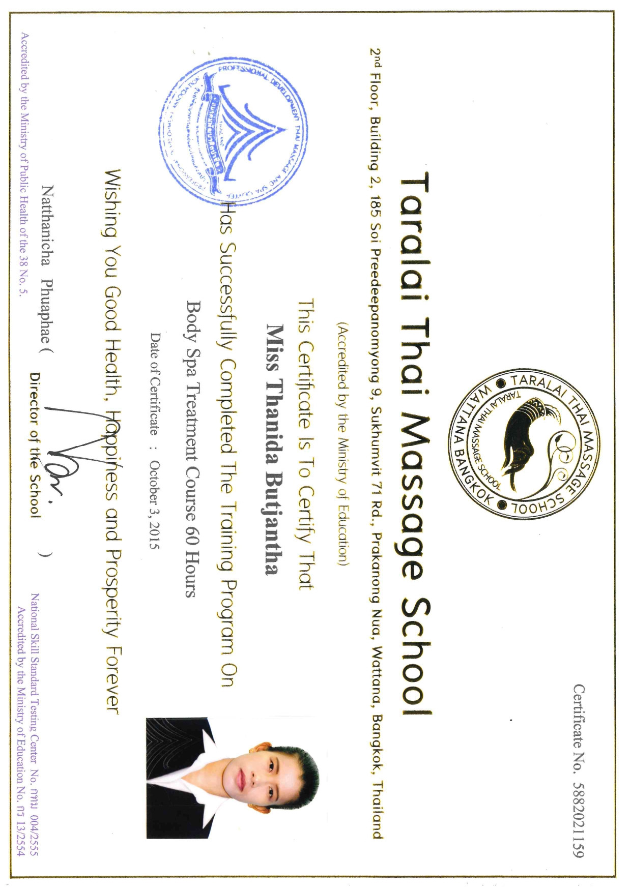 Certyfikat ukończenia kursu Body Spa Treatment w Taralai Thai Massage School, Bangkok, z datą 3 października 2015, podpisany przez dyrektora szkoły Natthanicha Phuaphae, z pieczęciami...