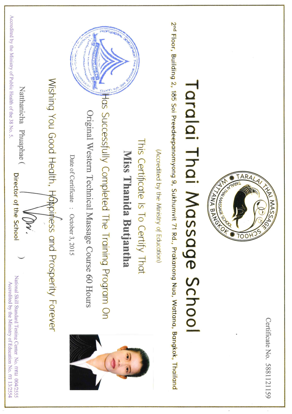 Certyfikat ukończenia kursu masażu tajskiego, wystawiony przez Taralai Thai Massage School w Bangkoku dla Miss Thanida Butjantha, z datą 3 października 2015. Na dokumencie widoczne logo szkoły...