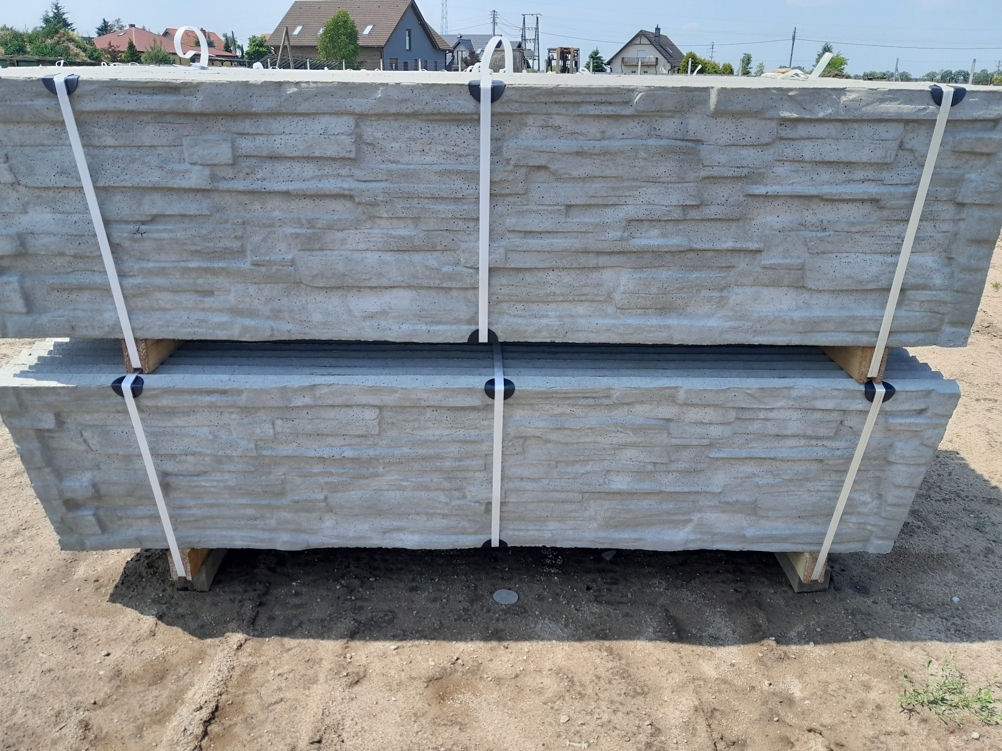 Płoty betonowe oraz podmurówki.