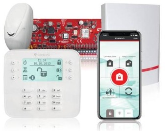 Panel sterowania alarmem z ekranem dotykowym, centrala alarmowa z czerwoną płytą główną, czujnik ruchu oraz smartfon z aplikacją MySolid prezentującą interfejs sterowania systemem alarmowym.