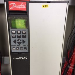 Elektra Serwis - Panel sterowania Danfoss VLT 6000 HVAC z wyświetlaczem wskazującym wartość 41.3, umieszczony w szafie sterowniczej z widocznymi przewodami elektrycznymi.