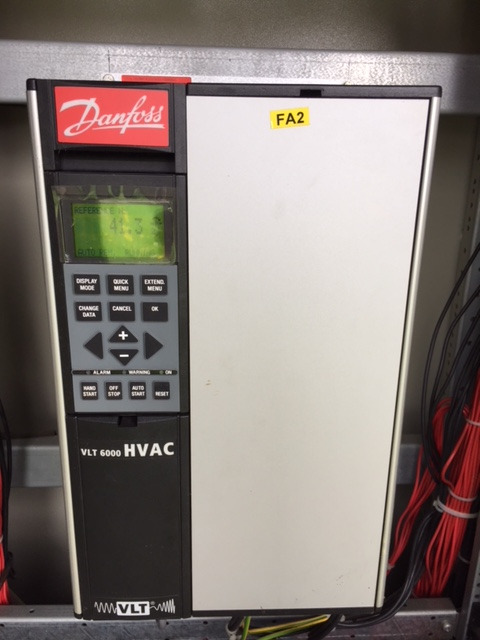 Panel sterowania Danfoss VLT 6000 HVAC z wyświetlaczem wskazującym wartość 41.3, umieszczony w szafie sterowniczej z widocznymi przewodami elektrycznymi.