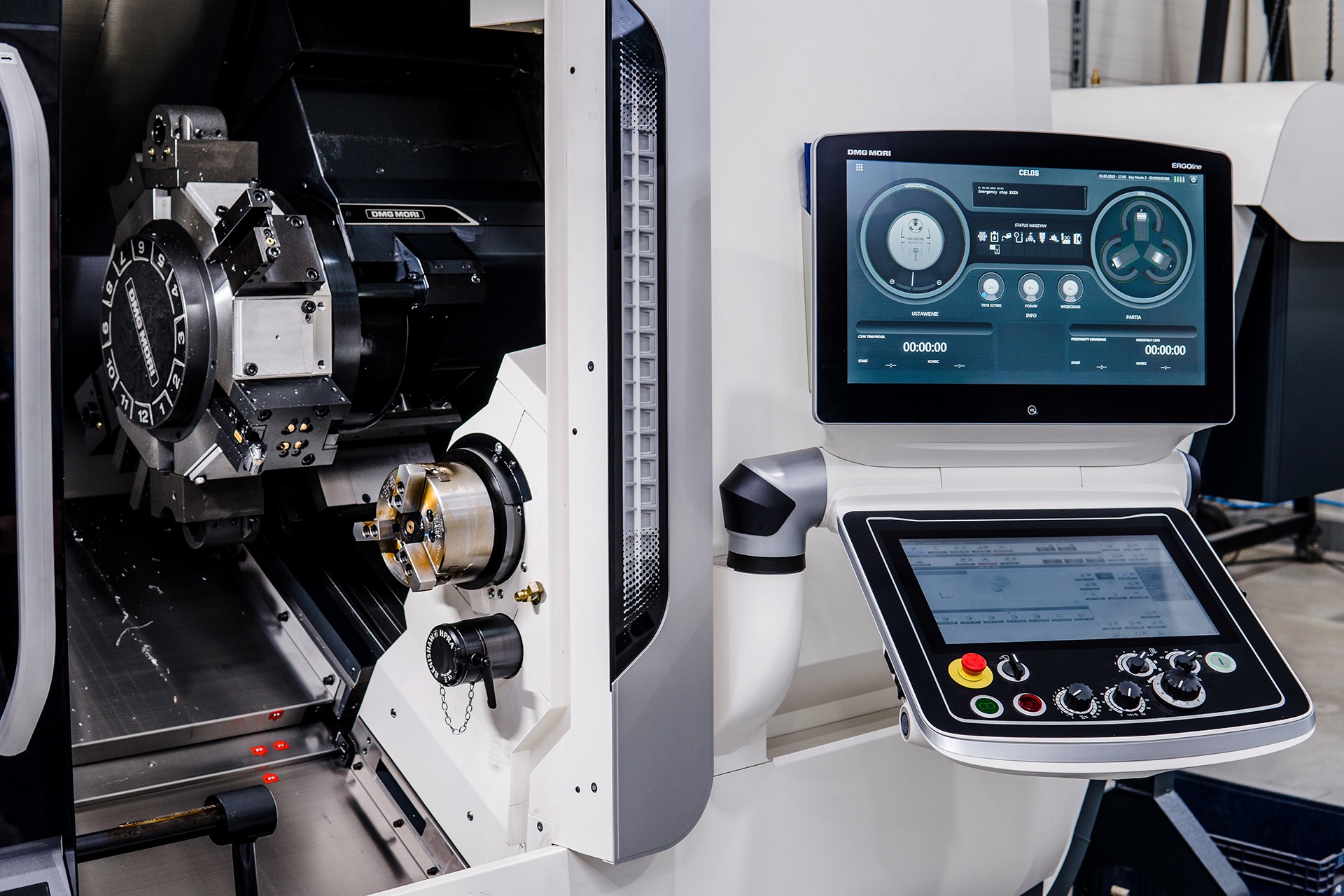 Nowoczesna tokarka CNC marki DMG MORI z widocznym uchwytem narzędziowym, wrzecionem oraz panelem sterującym z ekranami dotykowymi prezentującymi interfejs oprogramowania CELOS.