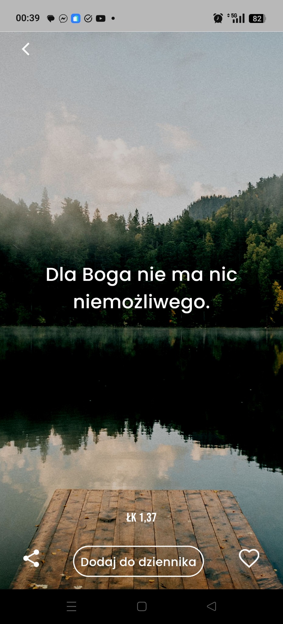 Pejzaż jeziora otoczonego lasem we mgle, z drewnianym pomostem na pierwszym planie i napisem 'Dla Boga nie ma nic niemożliwego. ŁK 1,37'.