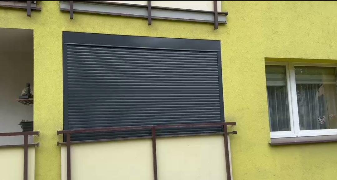 Roleta zewnętrzna obrócona zamontowana jako zabudowa balkonu