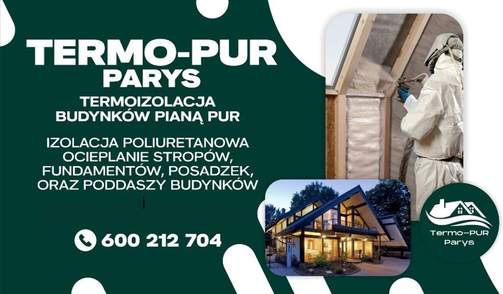 Aplikacja izolacji pianką poliuretanową na poddaszu przez pracownika w kombinezonie ochronnym; w tle widoczny dom z oświetlonym wnętrzem i logo firmy.