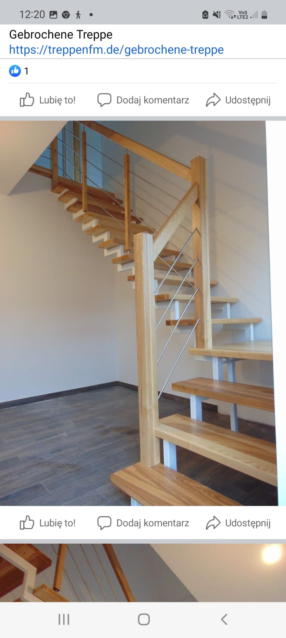 Jasne drewniane schody z metalowymi balustradami w nowoczesnym wnętrzu z szarymi płytkami podłogowymi.