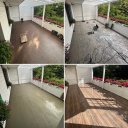 MAX-BUD SPÓŁKA Z OGRANICZONĄ ODPOWIEDZIALNOŚCIĄ - Cztery etapy remontu tarasu: demontaż starej nawierzchni, przygotowanie podłoża, wylewka wyrównująca i ułożenie nowej drewnopodobnej terakoty, widoczne narzędzia i kwiaty w donicach.