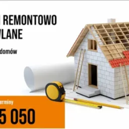 Grafika reklamowa firmy budowlanej: wizualizacja domu w trakcie budowy z częściowo ułożoną czerwoną dachówką, betoniarka, zwinięty plan, miara zwijana i ołówki, logo firmy oraz numer telefonu.