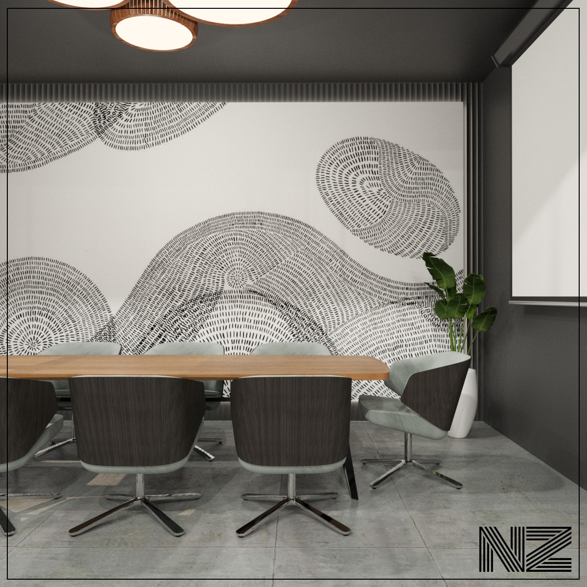Nowoczesna sala konferencyjna z długim drewnianym stołem, krzesłami obrotowymi z ciemnego drewna i jasnoszarą tapicerką, ściana z abstrakcyjnym wzorem w odcieniach szarości i rośliną doniczkową...