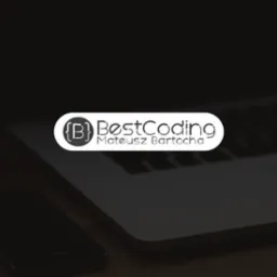 Logo firmy BestCoding Mateusz Bartocha na tle częściowo widocznego laptopa i smartfona leżącego na drewnianym biurku, delikatne oświetlenie.