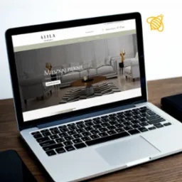 Ekran laptopa wyświetlający stronę internetową z aranżacją wnętrza: szary sofa, stolik kawowy i dywan w geometryczne wzory. W tle widoczny smartfon i notatnik.