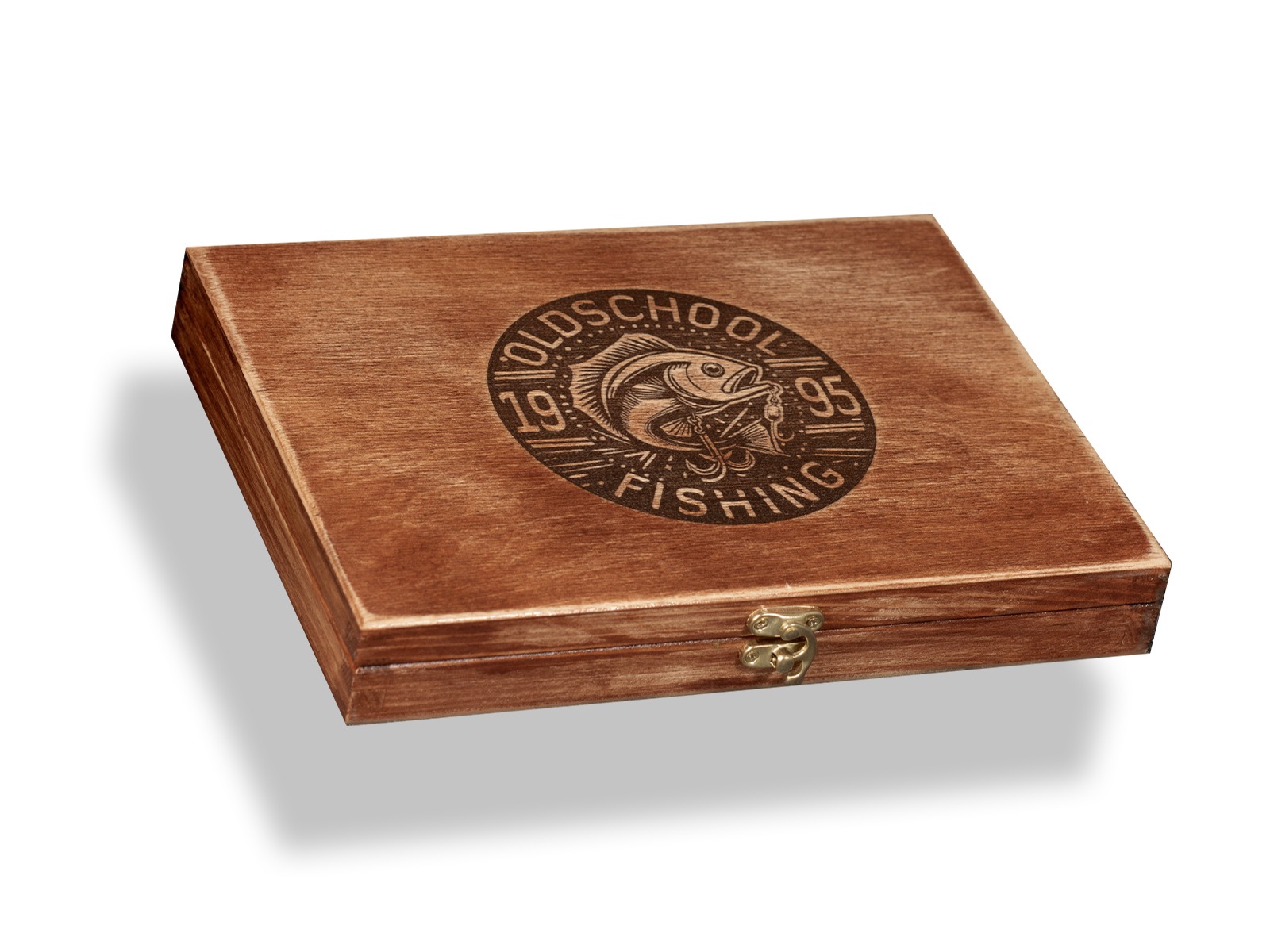 Drewniane pudełko z wygrawerowanym logo wędkarskim 'Oldschool Fishing 1995' i metalowym zapięciem, leżące na białym tle.