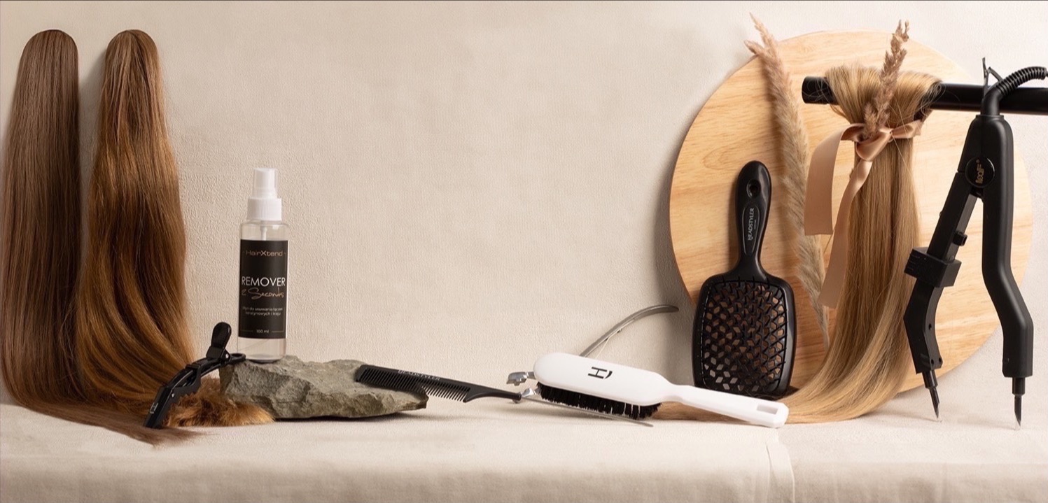 Zestaw do przedłużania włosów: pasma, remover, szczotki, grzebienie i urządzenie do mocowania, na neutralnym tle.