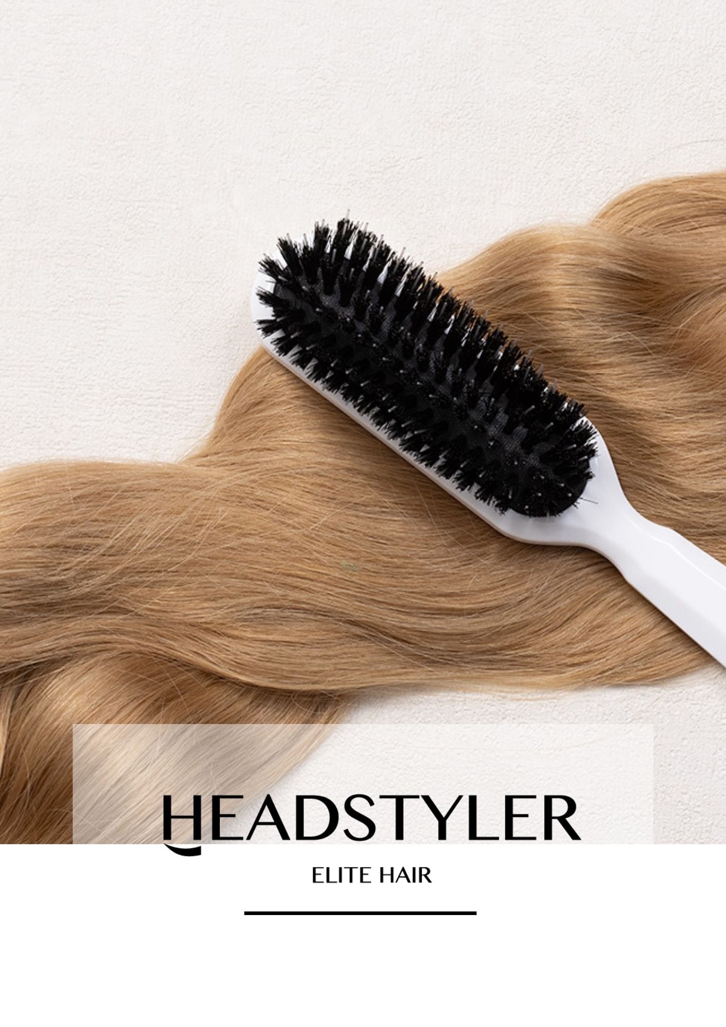Blond włosy z czarną szczotką do włosów z białym uchwytem na teksturowanym białym tle.