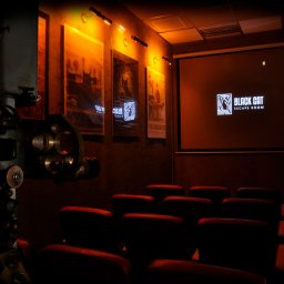 Sala kinowa - to w niej obejrzycie seans fabularny przed grą w pokojach zagadek.
