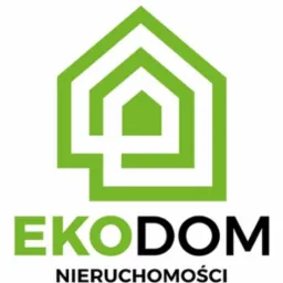 Logo firmy EkoDom Nieruchomości z zielonym, geometrycznym symbolem domu powyżej nazwy.