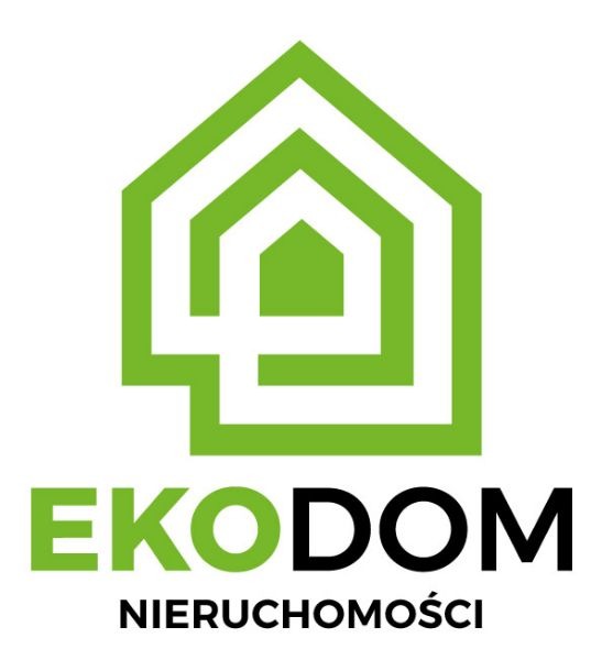 Logo firmy EkoDom Nieruchomości z zielonym, geometrycznym symbolem domu powyżej nazwy.
