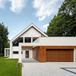 Nowoczesny dom jednorodzinny z drewnianą bramą garażową i minimalistycznym wejściem, otoczony zielenią.