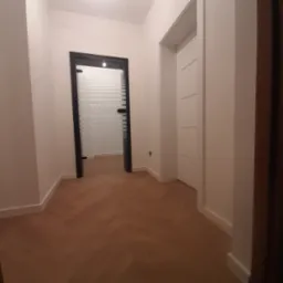 Montaz podłogi oraz dzwi