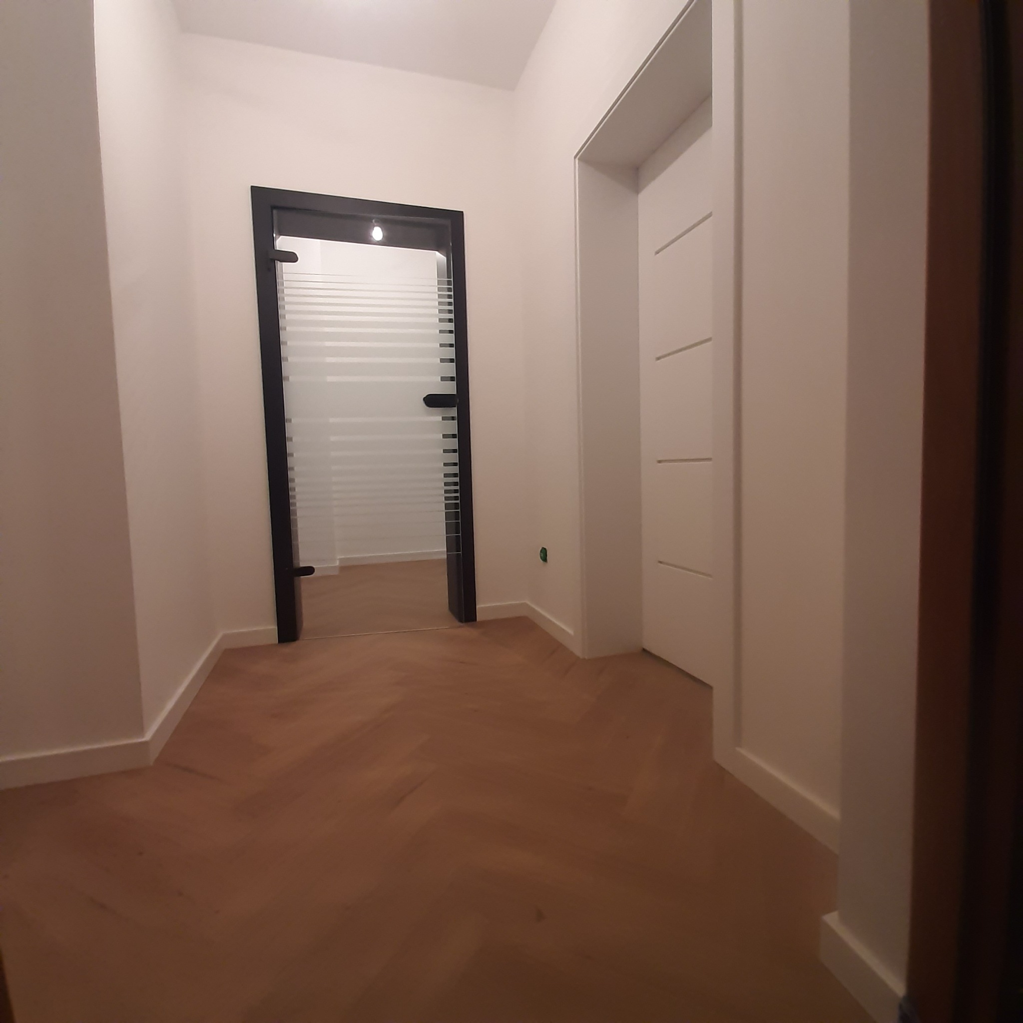 Montaz podłogi oraz dzwi