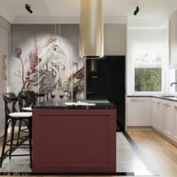 Elegancka kuchnia z wyspą w kolorze burgundu, czarnym blatem i motywem kwiatowym na ścianie. Wiszące szklane lampy i złoty okap nad wyspą. W tle czarna lodówka i zabudowa kuchenna w jasnych...